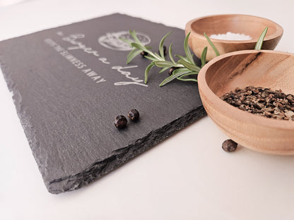 Schieferplatte mit Abbildung eines Burgers und dem Text: a Burger a day keeps the slimmness away