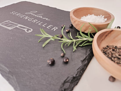 Schieferplatte mit personalisiertem Namen hier in dem Beispiel Julian und darunter die Bezeichnung Seriengriller und ein Messer