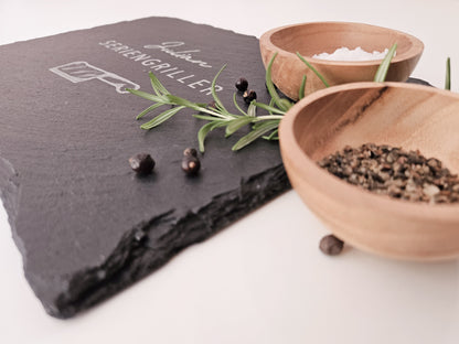 Schieferplatte mit personalisiertem Namen hier in dem Beispiel Julian und darunter die Bezeichnung Seriengriller und ein Messer