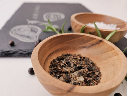 Schieferplatte mit der Aufschrift Steak it easy sowie zwei Steaks und Tymianzweig eingraviert. Zudem Dekoration.