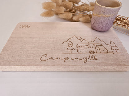 Brottzeitbrett mit Gravur Wohnwagen, Berge und Tannenbäumen inklusive Namen links oben.