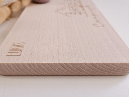 Brottzeitbrett mit Gravur Wohnwagen, Berge und Tannenbäumen inklusive Namen links oben.