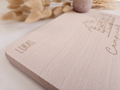 Brottzeitbrett mit Gravur Wohnwagen, Berge und Tannenbäumen inklusive Namen links oben.