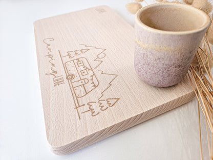 Brottzeitbrett mit Gravur Wohnwagen, Berge und Tannenbäumen inklusive Namen links oben.