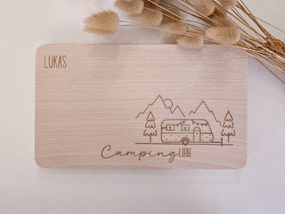 Brottzeitbrett mit Gravur Wohnwagen, Berge und Tannenbäumen inklusive Namen links oben.