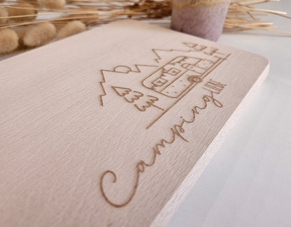 Brottzeitbrett mit Gravur Wohnwagen, Berge und Tannenbäumen inklusive Namen links oben.