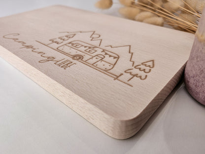 Brottzeitbrett mit Gravur Wohnwagen, Berge und Tannenbäumen inklusive Namen links oben.