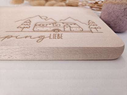 Brottzeitbrett mit Gravur Wohnwagen, Berge und Tannenbäumen inklusive Namen links oben.