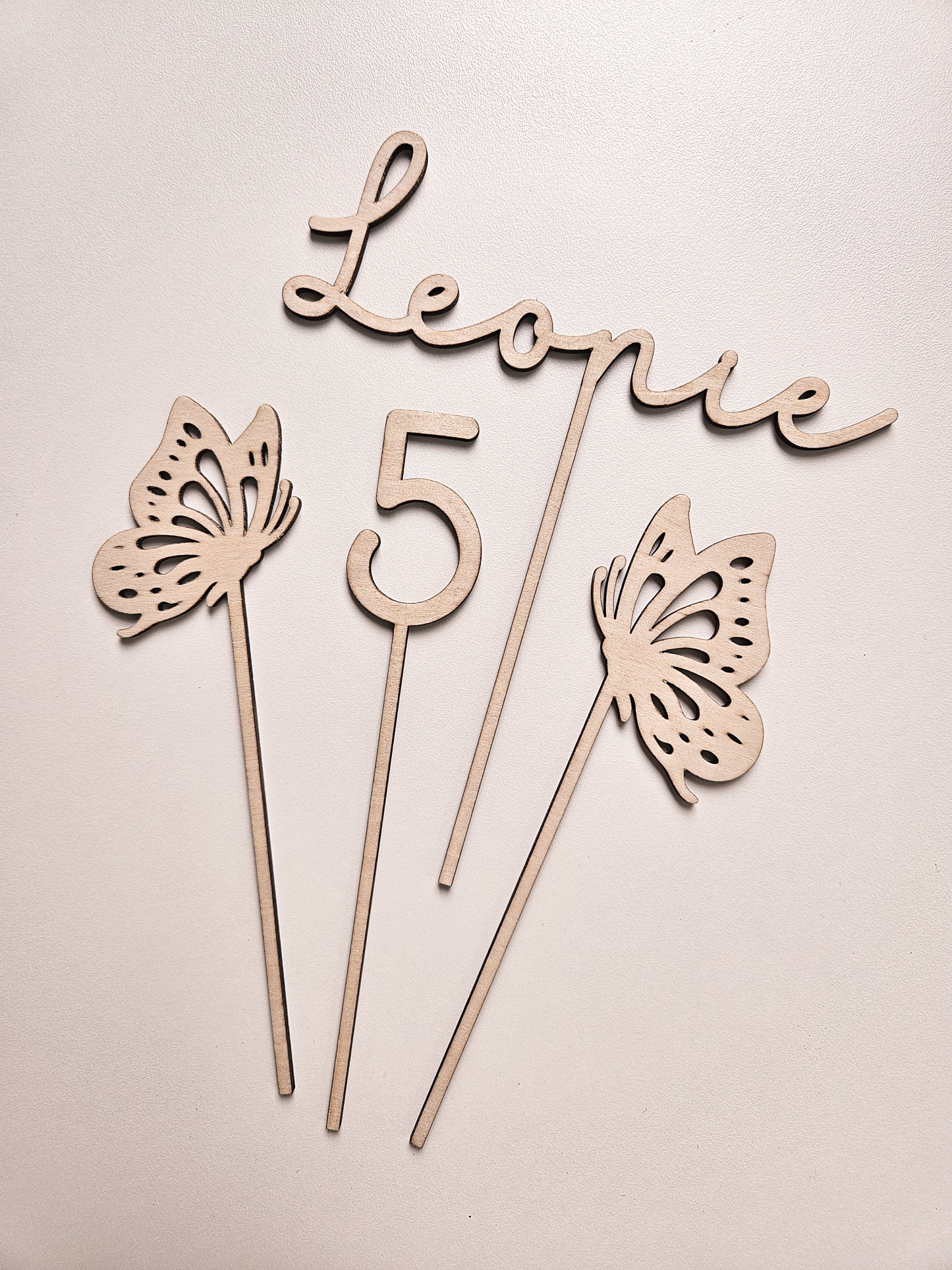 Cake Topper Schmetterling mit Namen und Alter zum Geburtstag personalisierbar aus Holz. Torten Dekoration perfekt als Geschenk