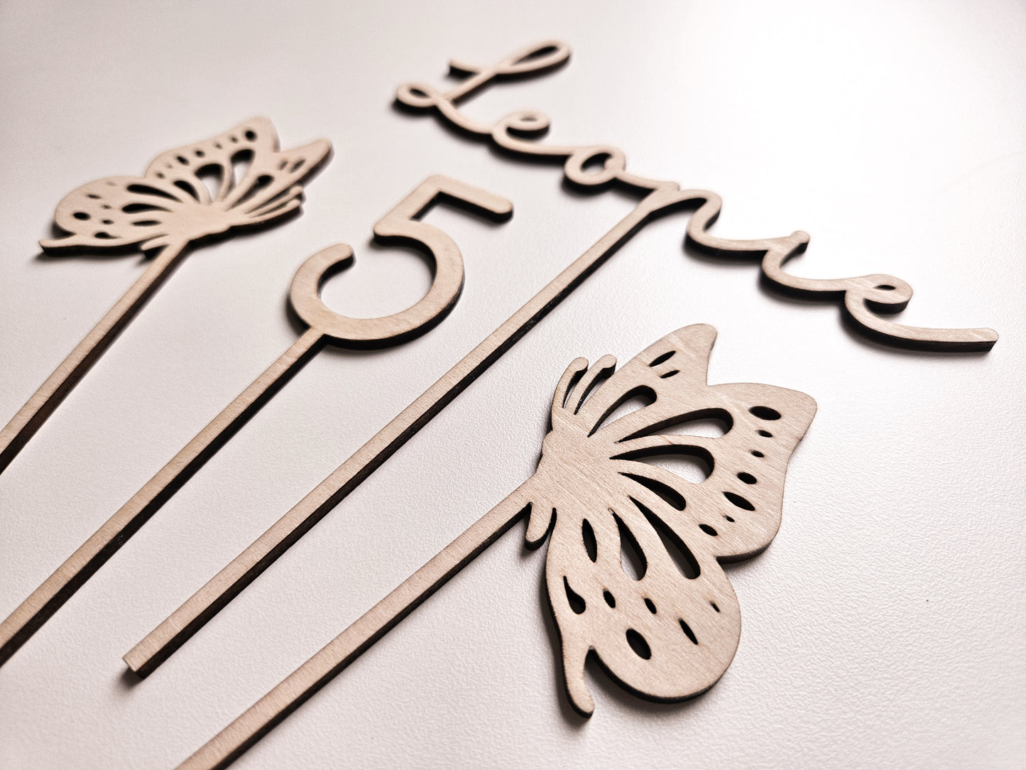 Cake Topper Schmetterling mit Namen und Alter zum Geburtstag personalisierbar aus Holz. Torten Dekoration perfekt als Geschenk