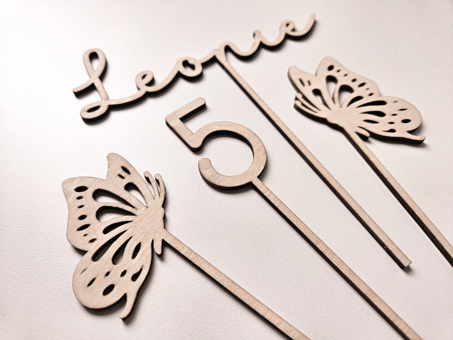 Cake Topper Schmetterling mit Namen und Alter zum Geburtstag personalisierbar aus Holz. Torten Dekoration perfekt als Geschenk