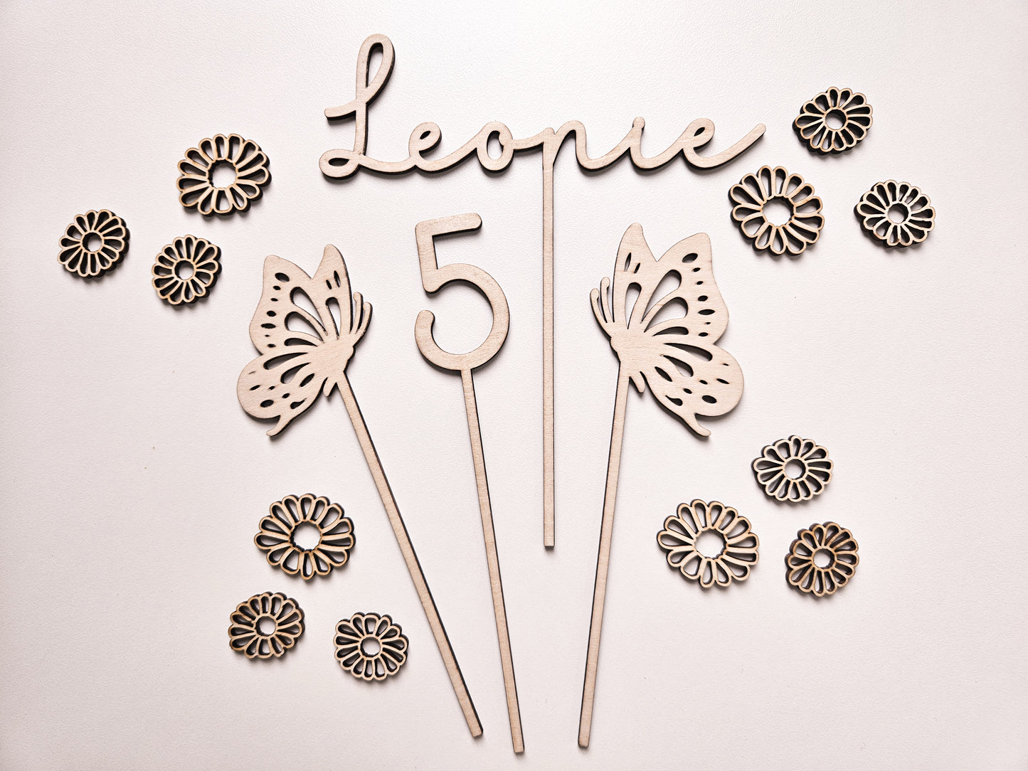 Cake Topper Schmetterling mit Namen und Alter zum Geburtstag personalisierbar aus Holz. Torten Dekoration perfekt als Geschenk