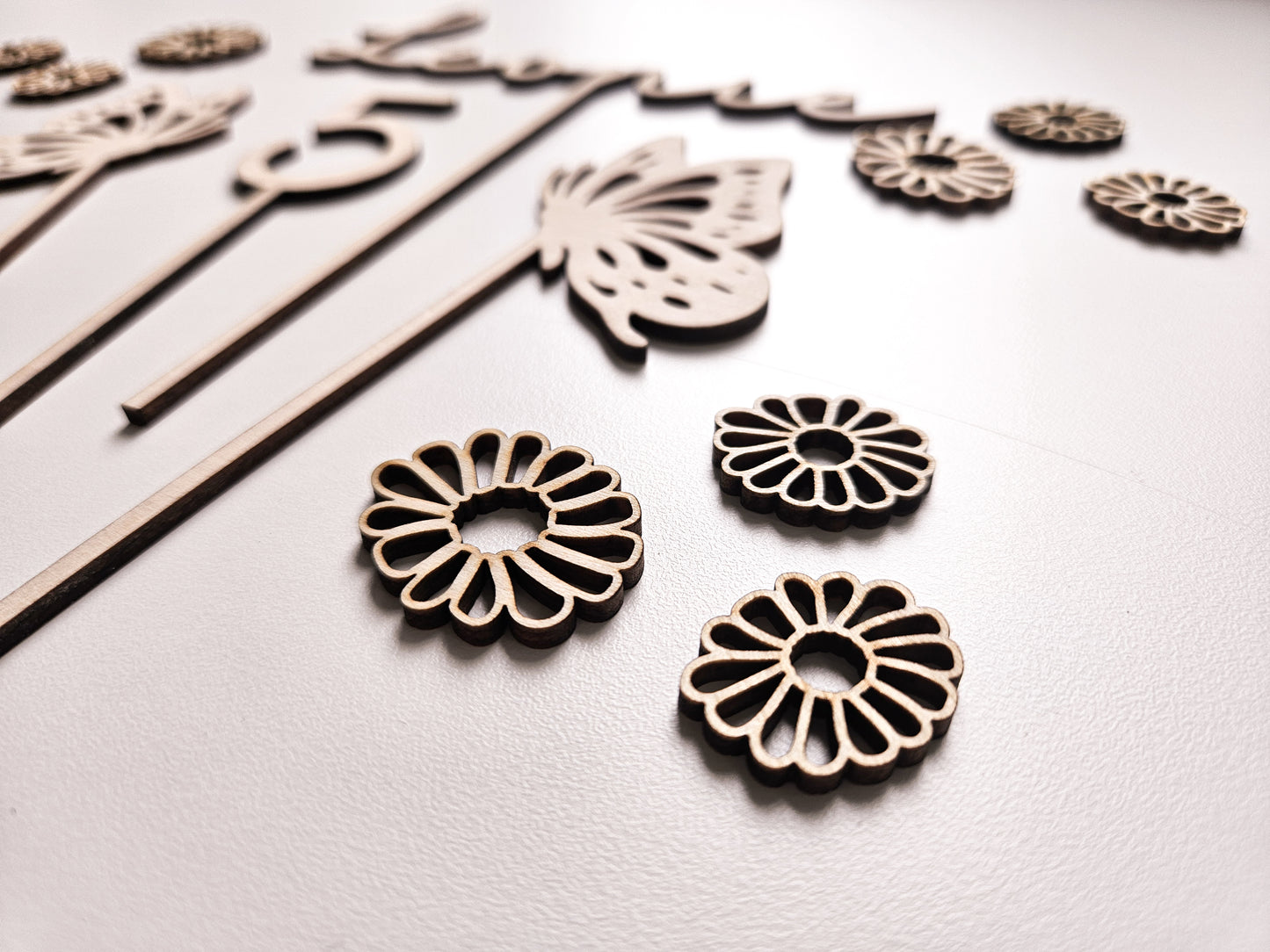 Cake Topper Schmetterling mit Namen und Alter zum Geburtstag personalisierbar aus Holz. Torten Dekoration perfekt als Geschenk