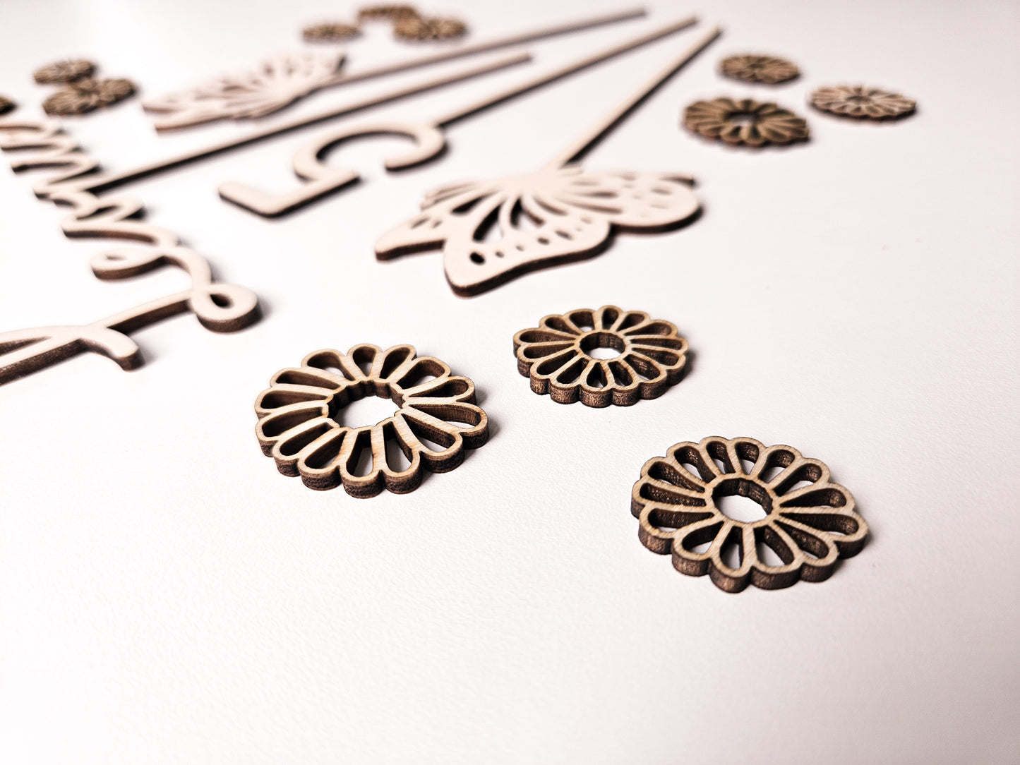 Cake Topper Schmetterling mit Namen und Alter zum Geburtstag personalisierbar aus Holz. Torten Dekoration perfekt als Geschenk