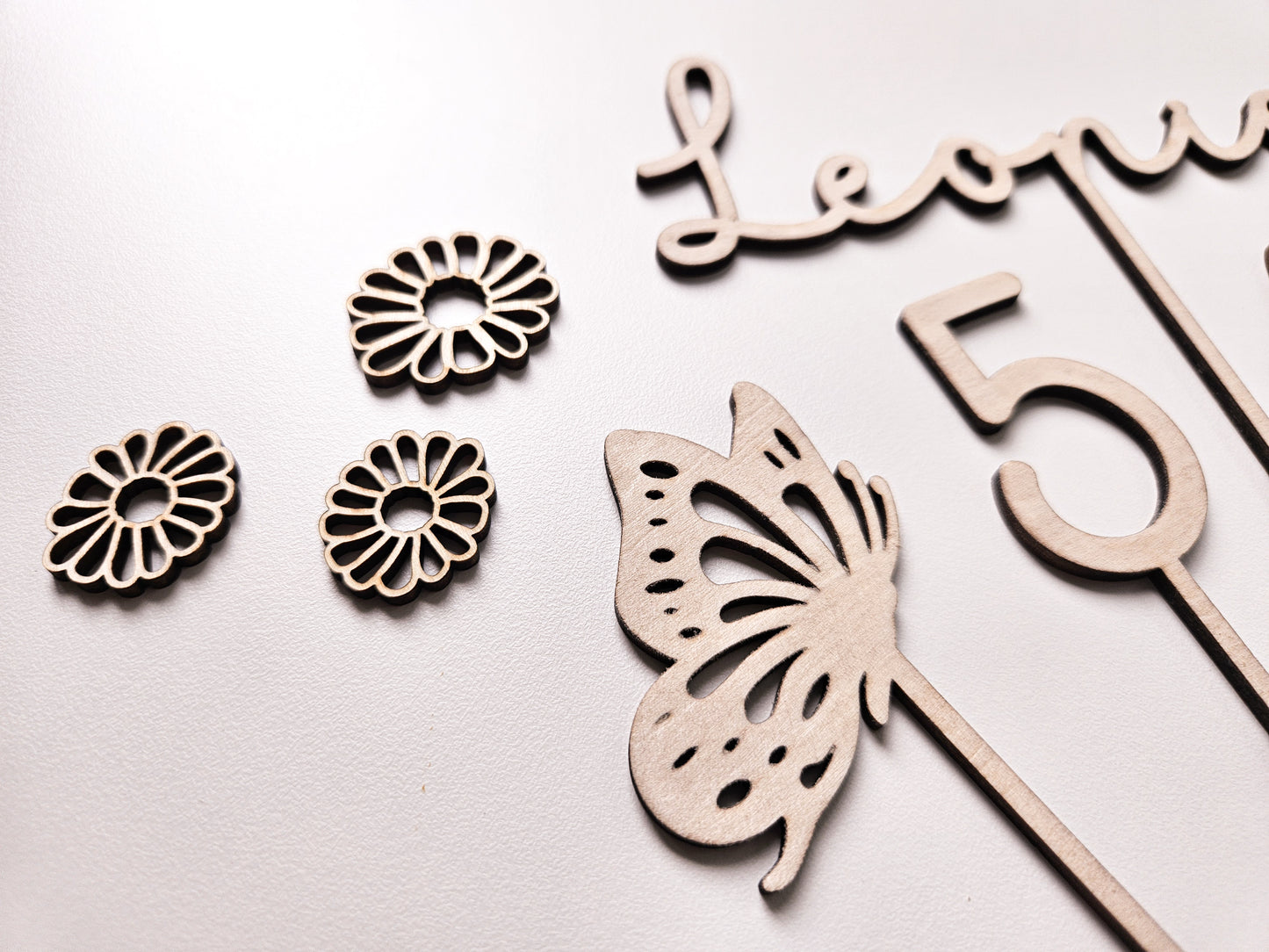 Cake Topper Schmetterling mit Namen und Alter zum Geburtstag personalisierbar aus Holz. Torten Dekoration perfekt als Geschenk