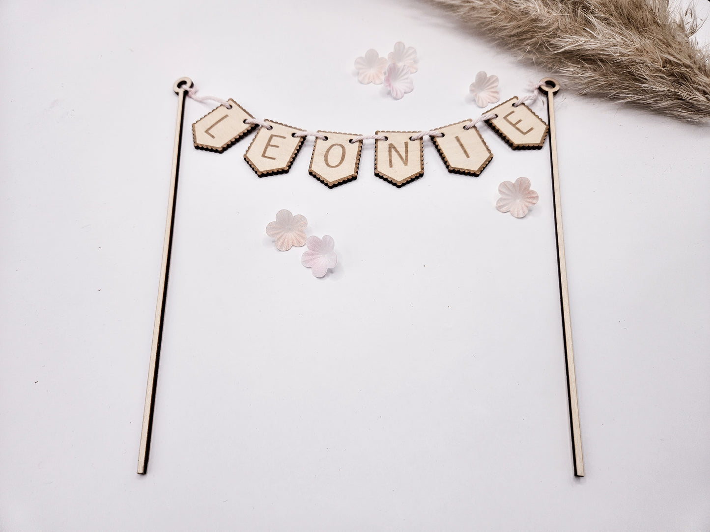 Personalisiertes Cake Topper-Wimpelset – individuelle Namensbuchstaben als gelaserte Wimpel-Elemente