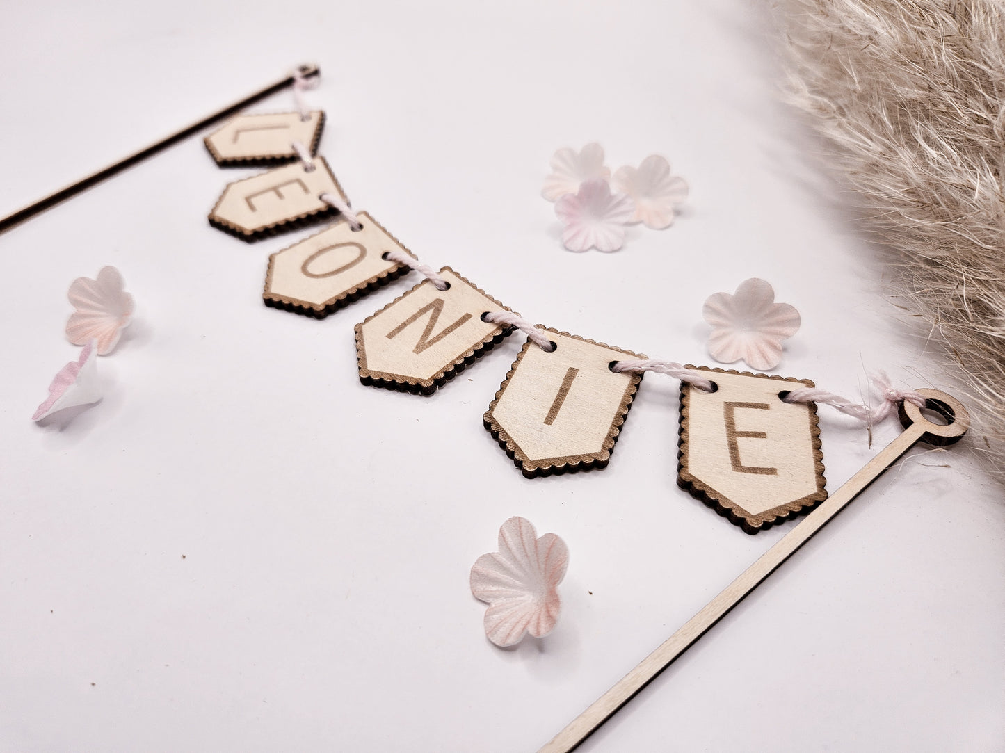 Personalisiertes Cake Topper-Wimpelset – individuelle Namensbuchstaben als gelaserte Wimpel-Elemente