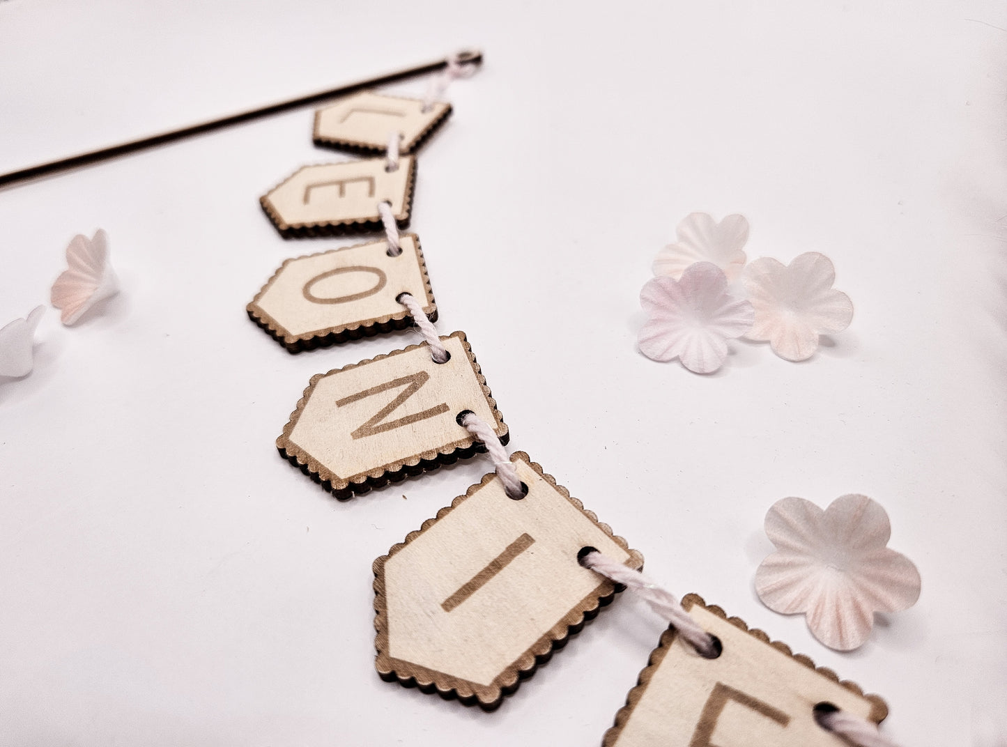 Personalisiertes Cake Topper-Wimpelset – individuelle Namensbuchstaben als gelaserte Wimpel-Elemente