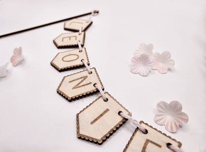Personalisiertes Cake Topper-Wimpelset – individuelle Namensbuchstaben als gelaserte Wimpel-Elemente