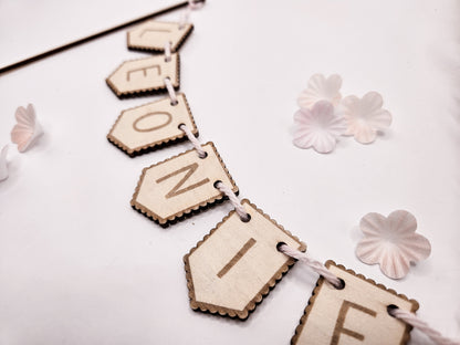 Personalisiertes Cake Topper-Wimpelset – individuelle Namensbuchstaben als gelaserte Wimpel-Elemente