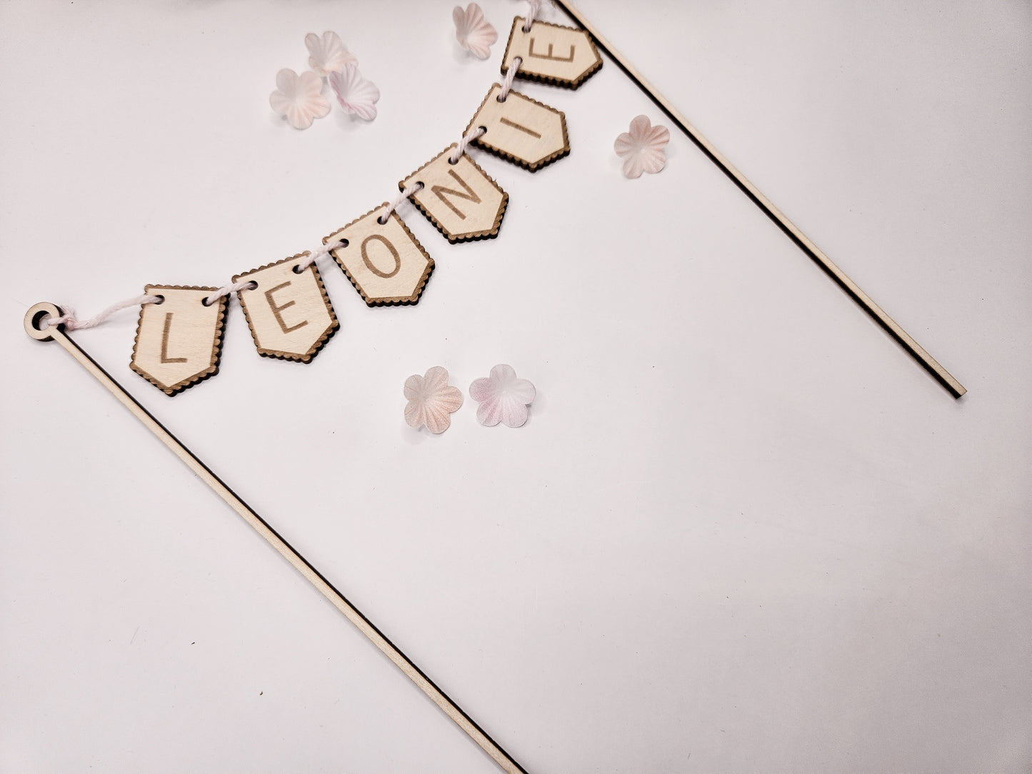 Personalisiertes Cake Topper-Wimpelset – individuelle Namensbuchstaben als gelaserte Wimpel-Elemente
