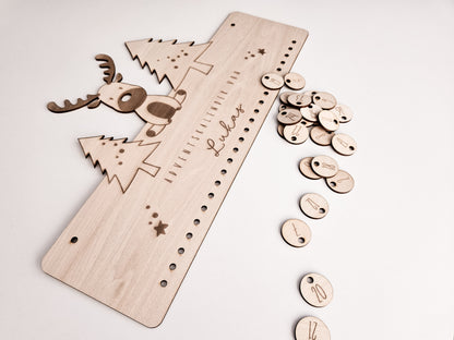 Personalisierter Holz-Adventskalender mit Rentier und Tannenbäumen, Gravur „Adventskalender von Lukas“. Mit 24 nummerierten Holzanhängern zum Aufhängen kleiner Geschenke. Nachhaltige Weihnachtsdekoration für Kinder und Familien.