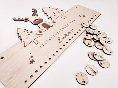 Personalisierter Holz-Adventskalender mit Rentier und Tannenbäumen, Gravur „Adventskalender von Lukas“. Mit 24 nummerierten Holzanhängern zum Aufhängen kleiner Geschenke. Nachhaltige Weihnachtsdekoration für Kinder und Familien.