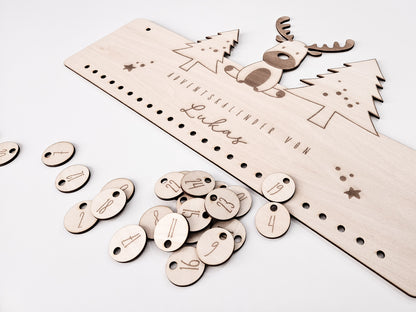 Personalisierter Holz-Adventskalender mit Rentier und Tannenbäumen, Gravur „Adventskalender von Lukas“. Mit 24 nummerierten Holzanhängern zum Aufhängen kleiner Geschenke. Nachhaltige Weihnachtsdekoration für Kinder und Familien.