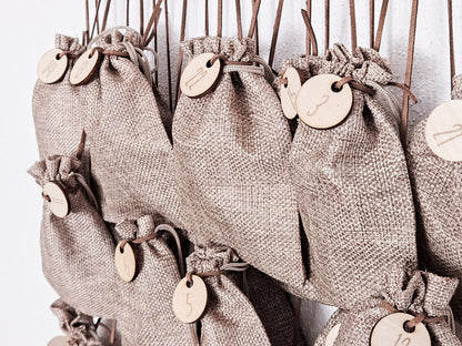 Personalisierter Holz-Adventskalender mit Rentier und Tannenbäumen, Gravur „Adventskalender von Lukas“. Mit 24 nummerierten Holzanhängern zum Aufhängen kleiner Geschenke. Nachhaltige Weihnachtsdekoration für Kinder und Familien.