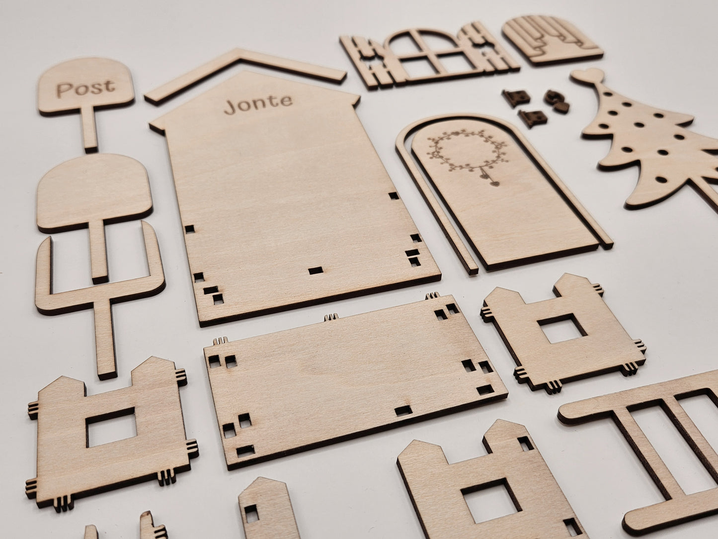 Personalisierte Wichteltür aus Holz mit Namen, Weihnachtsdeko im skandinavischen Stil, Kinderzimmer Dekoration mit Leiter, Bäumchen und Postkasten