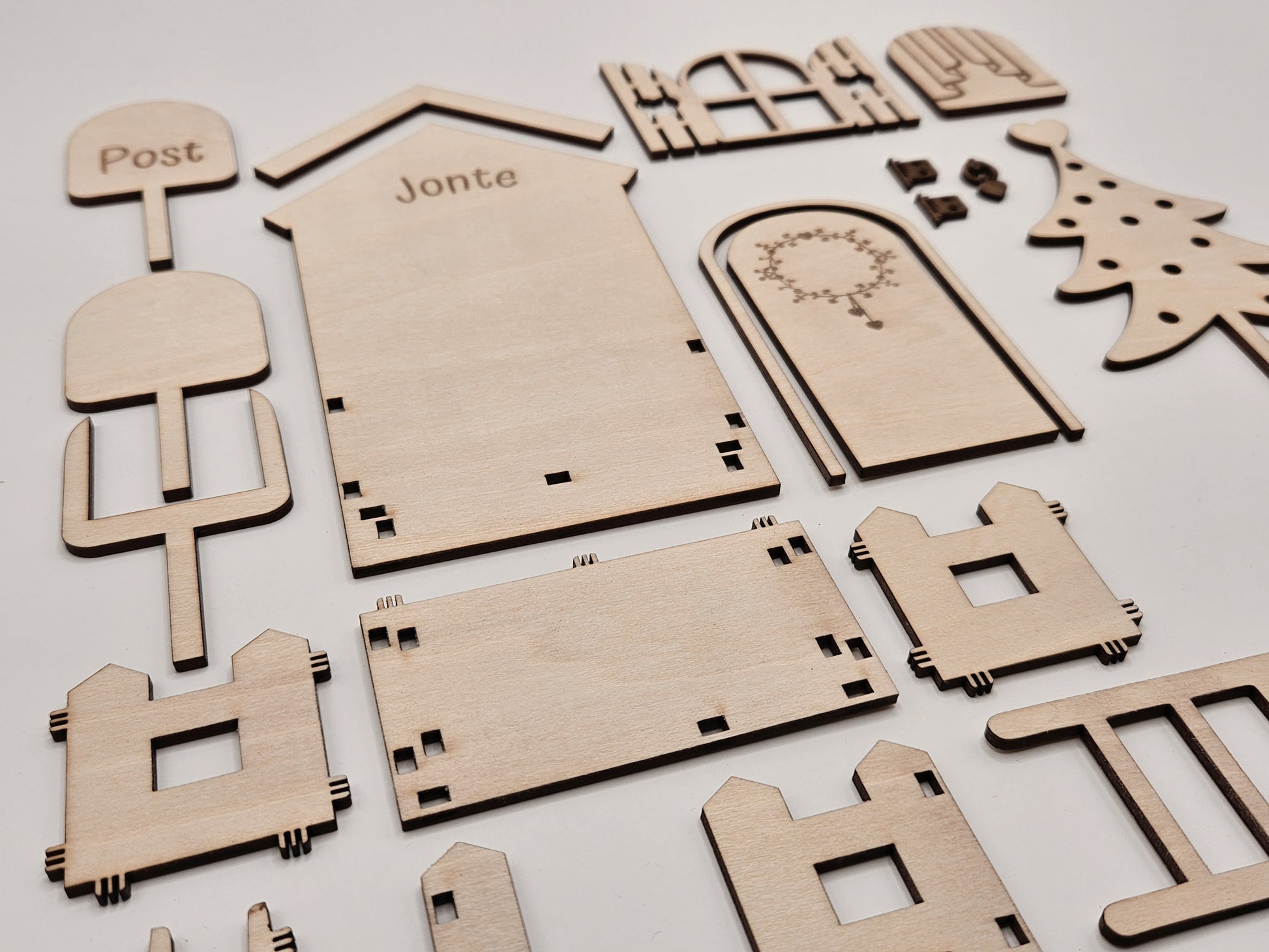 Personalisierte Wichteltür aus Holz mit Namen, Weihnachtsdeko im skandinavischen Stil, Kinderzimmer Dekoration mit Leiter, Bäumchen und Postkasten