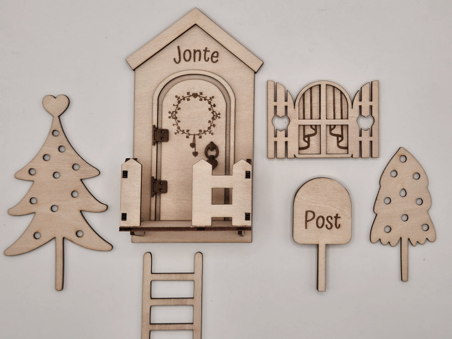 Personalisierte Wichteltür aus Holz mit Namen, Weihnachtsdeko im skandinavischen Stil, Kinderzimmer Dekoration mit Leiter, Bäumchen und Postkasten