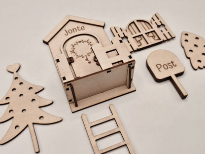 Personalisierte Wichteltür aus Holz mit Namen, Weihnachtsdeko im skandinavischen Stil, Kinderzimmer Dekoration mit Leiter, Bäumchen und Postkasten