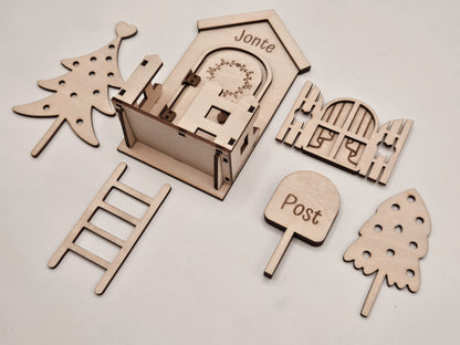 Personalisierte Wichteltür aus Holz mit Namen, Weihnachtsdeko im skandinavischen Stil, Kinderzimmer Dekoration mit Leiter, Bäumchen und Postkasten