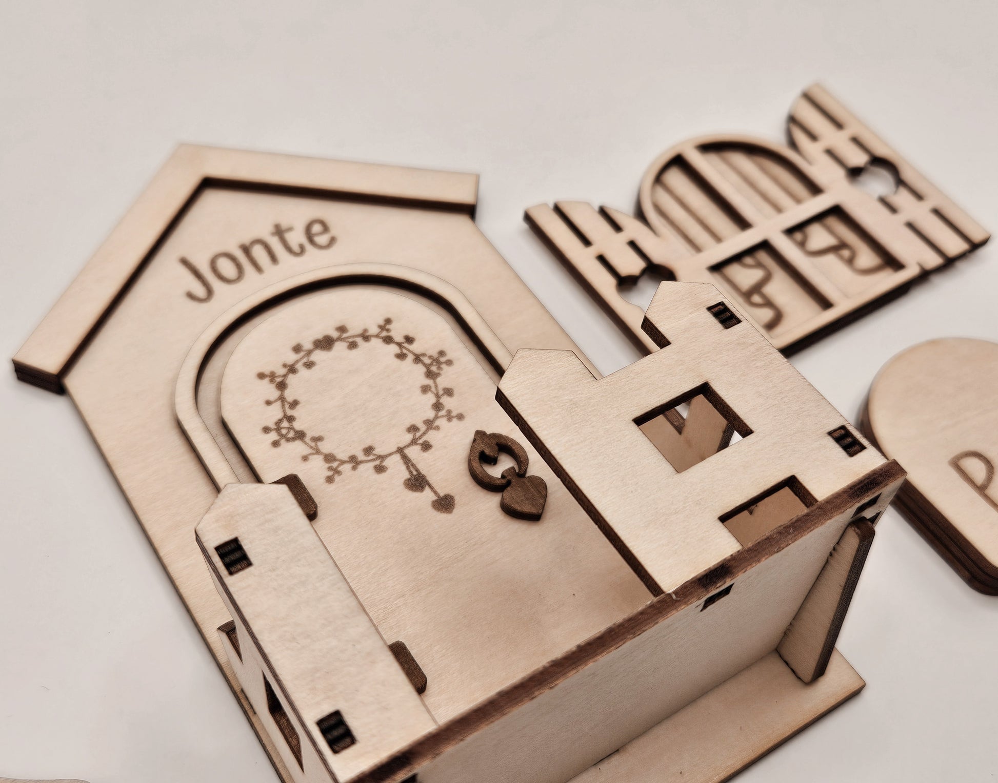 Personalisierte Wichteltür aus Holz mit Namen, Weihnachtsdeko im skandinavischen Stil, Kinderzimmer Dekoration mit Leiter, Bäumchen und Postkasten