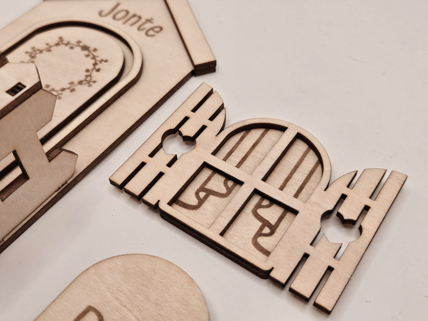 Personalisierte Wichteltür aus Holz mit Namen, Weihnachtsdeko im skandinavischen Stil, Kinderzimmer Dekoration mit Leiter, Bäumchen und Postkasten