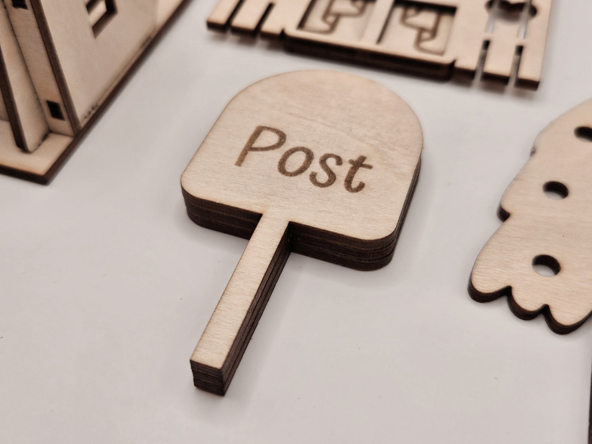 Personalisierte Wichteltür aus Holz mit Namen, Weihnachtsdeko im skandinavischen Stil, Kinderzimmer Dekoration mit Leiter, Bäumchen und Postkasten