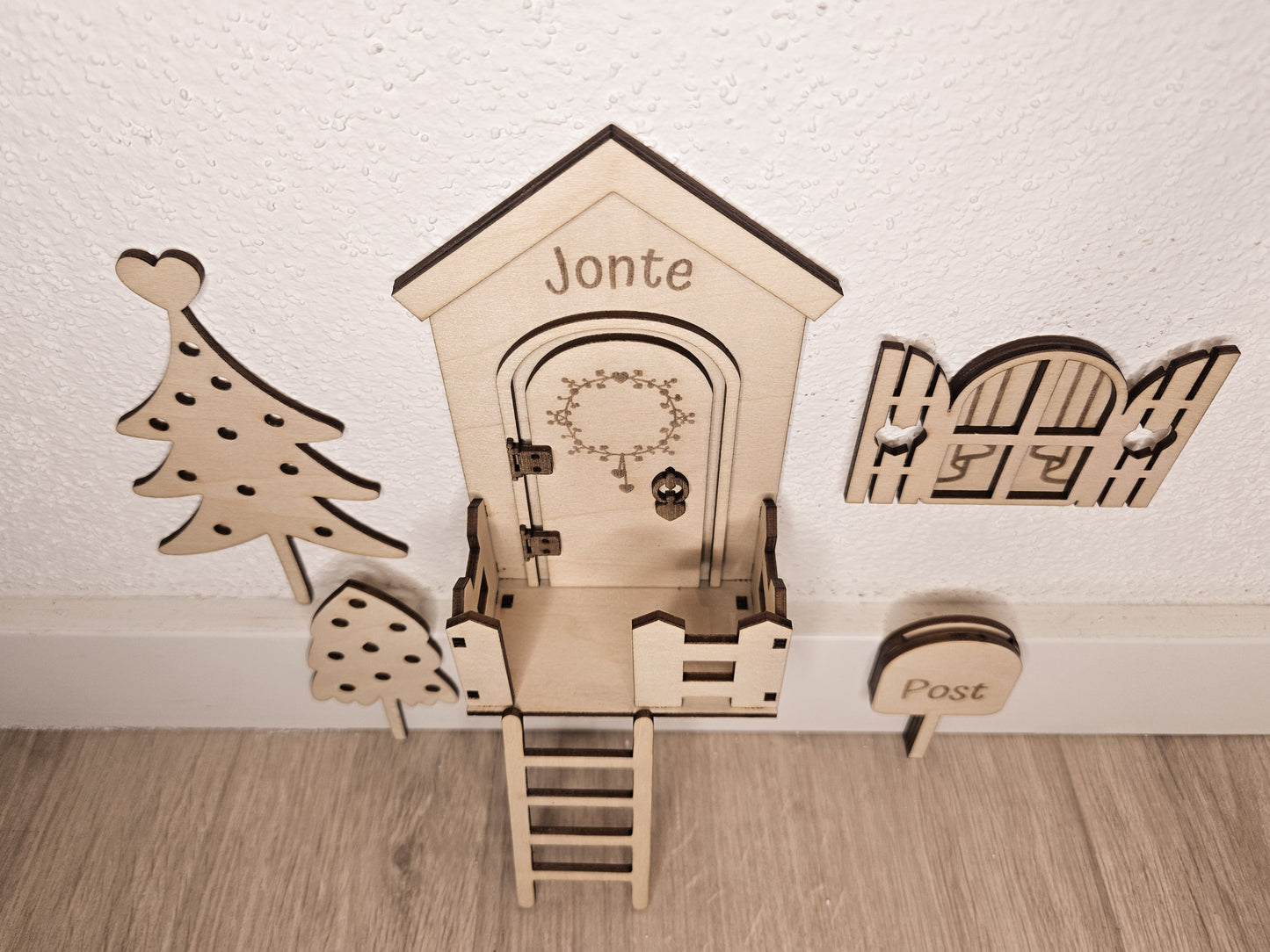 Personalisierte Wichteltür aus Holz mit Namen, Weihnachtsdeko im skandinavischen Stil, Kinderzimmer Dekoration mit Leiter, Bäumchen und Postkasten