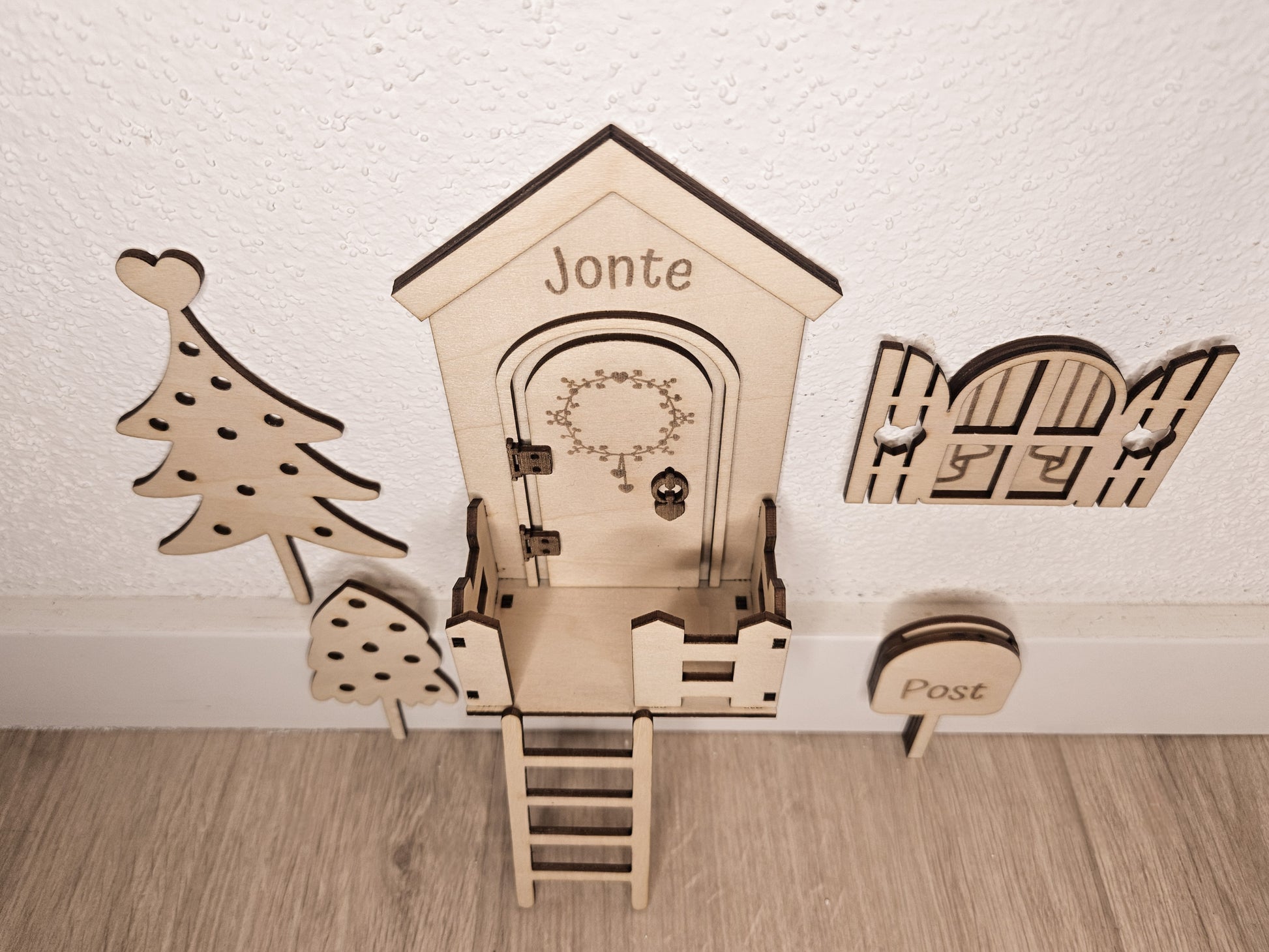 Personalisierte Wichteltür aus Holz mit Namen, Weihnachtsdeko im skandinavischen Stil, Kinderzimmer Dekoration mit Leiter, Bäumchen und Postkasten