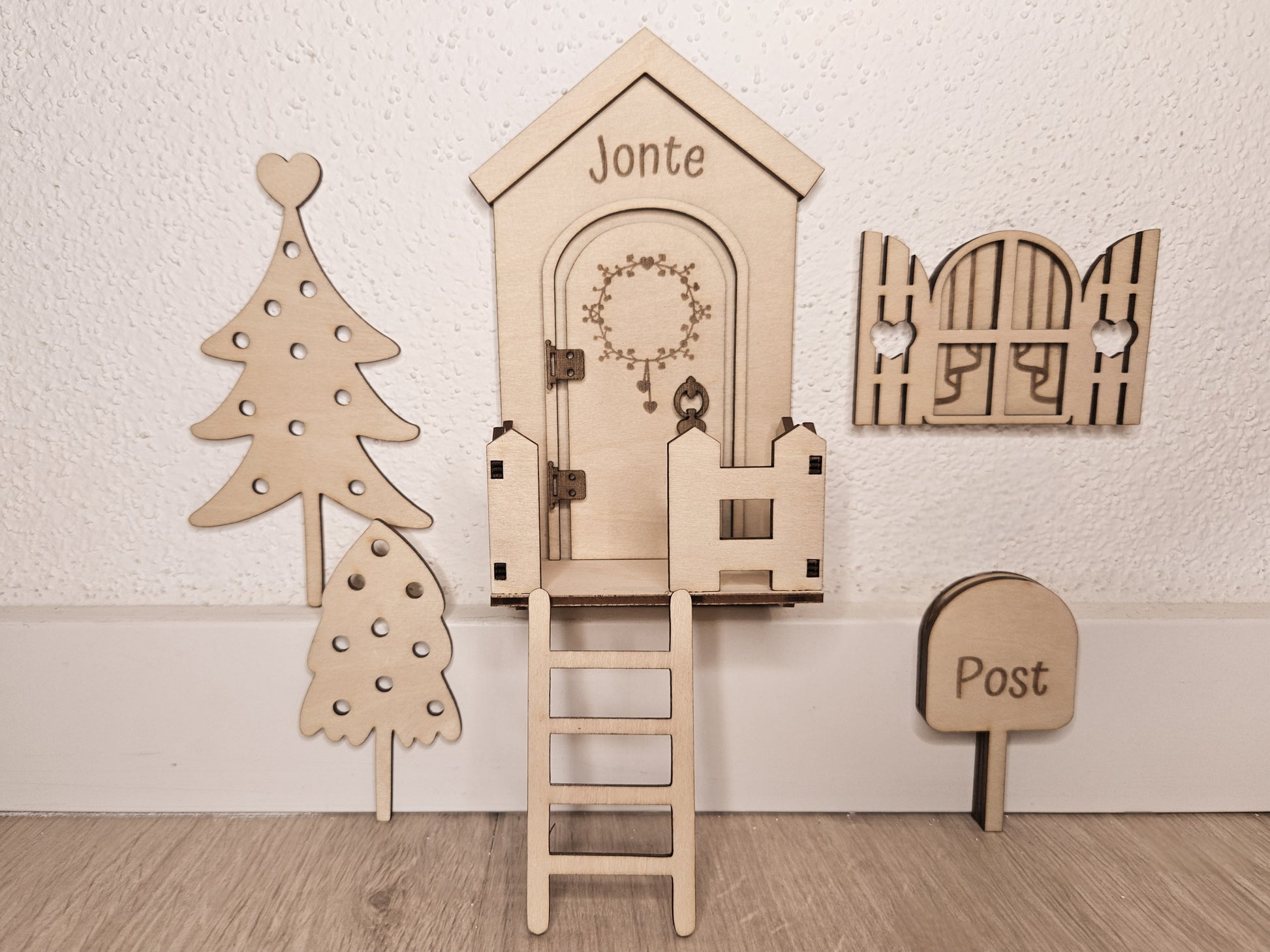 Personalisierte Wichteltür aus Holz mit Namen, Weihnachtsdeko im skandinavischen Stil, Kinderzimmer Dekoration mit Leiter, Bäumchen und Postkasten