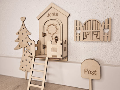 Personalisierte Wichteltür aus Holz mit Namen, Weihnachtsdeko im skandinavischen Stil, Kinderzimmer Dekoration mit Leiter, Bäumchen und Postkasten