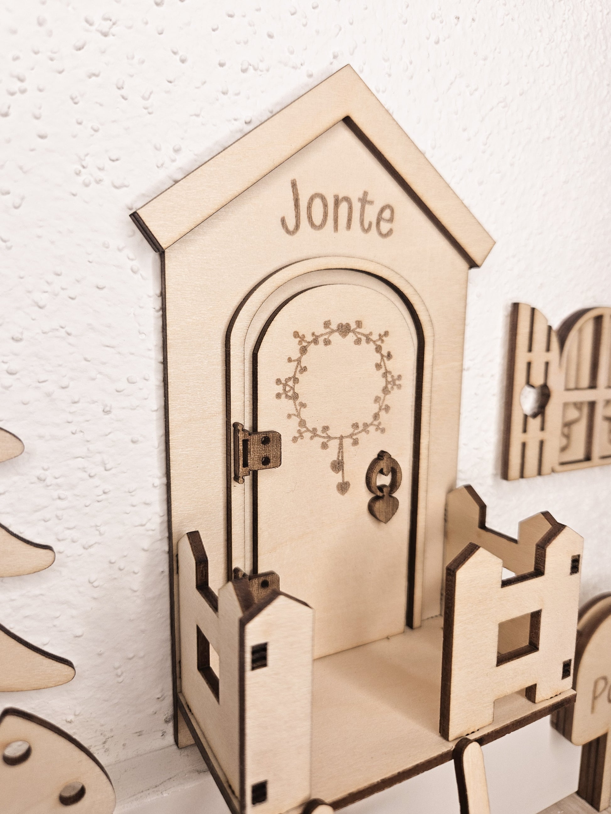 Personalisierte Wichteltür aus Holz mit Namen, Weihnachtsdeko im skandinavischen Stil, Kinderzimmer Dekoration mit Leiter, Bäumchen und Postkasten