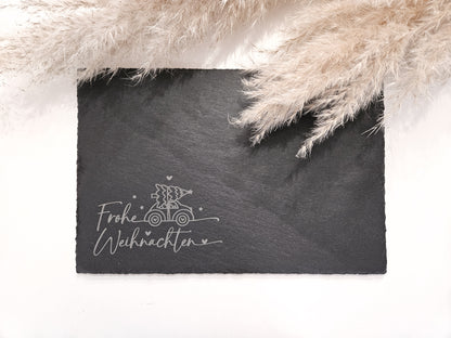 „Natur-Schieferplatte 30x20 cm mit Gravur ‚Frohe Weihnachten‘ und Tannenbaum – stilvolle Tischdeko zur Adventszeit, Servierplatte für Plätzchen & Gebäck, Weihnachtsgeschenk im skandinavischen Wohnstil, hochwertige Schiefer Deko für Weihnachten.“