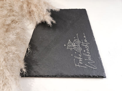 „Natur-Schieferplatte 30x20 cm mit Gravur ‚Frohe Weihnachten‘ und Tannenbaum – stilvolle Tischdeko zur Adventszeit, Servierplatte für Plätzchen & Gebäck, Weihnachtsgeschenk im skandinavischen Wohnstil, hochwertige Schiefer Deko für Weihnachten.“
