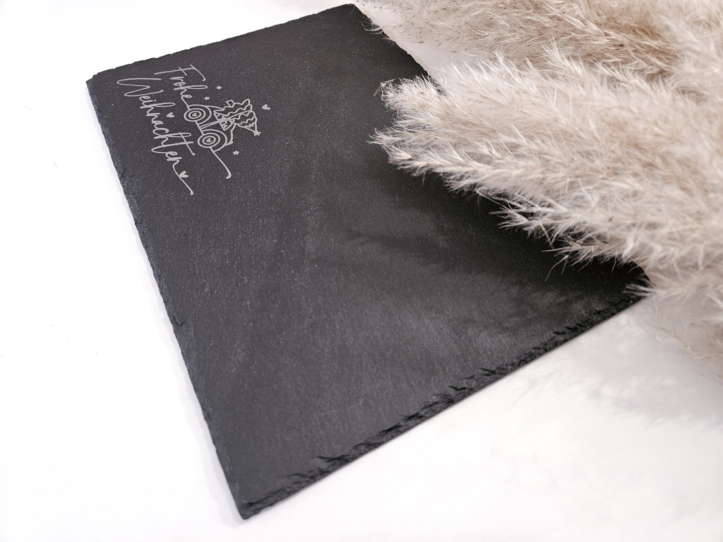 „Natur-Schieferplatte 30x20 cm mit Gravur ‚Frohe Weihnachten‘ und Tannenbaum – stilvolle Tischdeko zur Adventszeit, Servierplatte für Plätzchen & Gebäck, Weihnachtsgeschenk im skandinavischen Wohnstil, hochwertige Schiefer Deko für Weihnachten.“