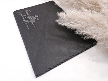 „Natur-Schieferplatte 30x20 cm mit Gravur ‚Frohe Weihnachten‘ und Tannenbaum – stilvolle Tischdeko zur Adventszeit, Servierplatte für Plätzchen & Gebäck, Weihnachtsgeschenk im skandinavischen Wohnstil, hochwertige Schiefer Deko für Weihnachten.“