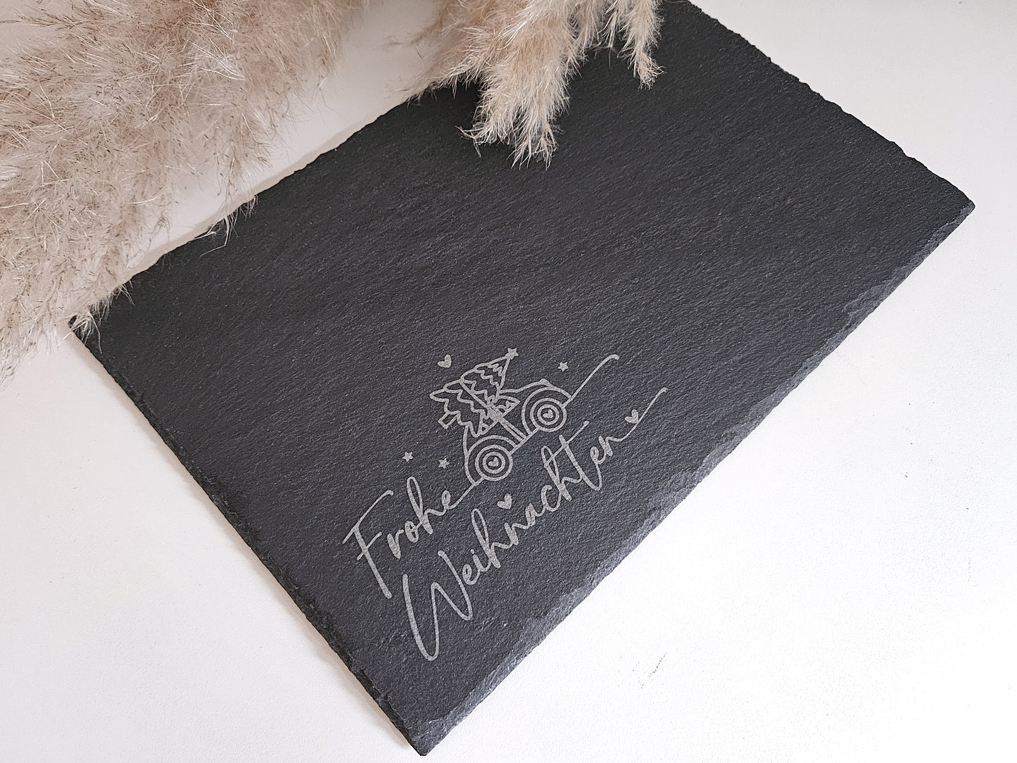 „Natur-Schieferplatte 30x20 cm mit Gravur ‚Frohe Weihnachten‘ und Tannenbaum – stilvolle Tischdeko zur Adventszeit, Servierplatte für Plätzchen & Gebäck, Weihnachtsgeschenk im skandinavischen Wohnstil, hochwertige Schiefer Deko für Weihnachten.“