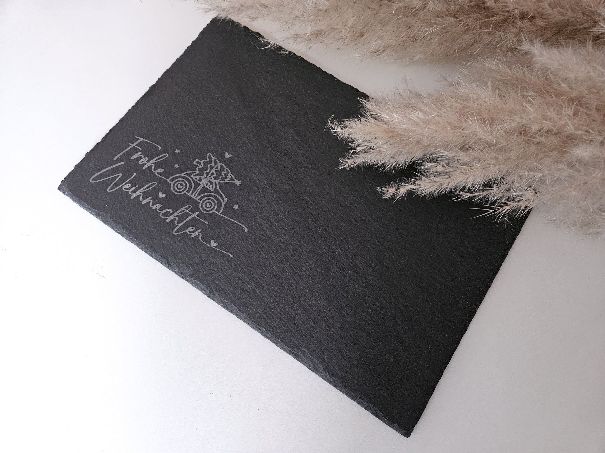 „Natur-Schieferplatte 30x20 cm mit Gravur ‚Frohe Weihnachten‘ und Tannenbaum – stilvolle Tischdeko zur Adventszeit, Servierplatte für Plätzchen & Gebäck, Weihnachtsgeschenk im skandinavischen Wohnstil, hochwertige Schiefer Deko für Weihnachten.“
