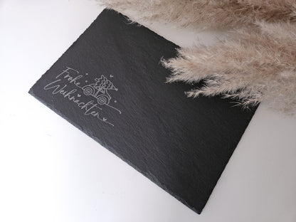 „Natur-Schieferplatte 30x20 cm mit Gravur ‚Frohe Weihnachten‘ und Tannenbaum – stilvolle Tischdeko zur Adventszeit, Servierplatte für Plätzchen & Gebäck, Weihnachtsgeschenk im skandinavischen Wohnstil, hochwertige Schiefer Deko für Weihnachten.“