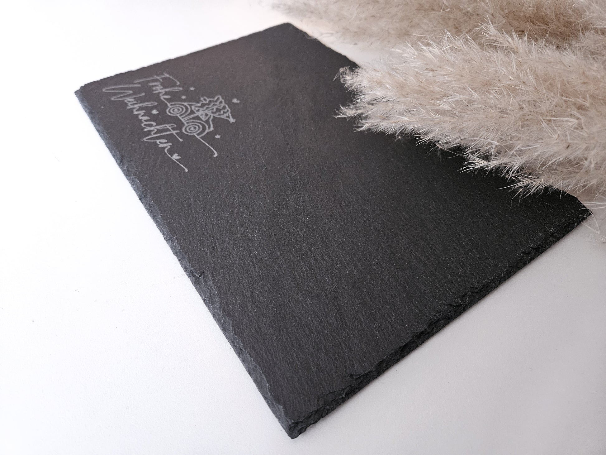„Natur-Schieferplatte 30x20 cm mit Gravur ‚Frohe Weihnachten‘ und Tannenbaum – stilvolle Tischdeko zur Adventszeit, Servierplatte für Plätzchen & Gebäck, Weihnachtsgeschenk im skandinavischen Wohnstil, hochwertige Schiefer Deko für Weihnachten.“